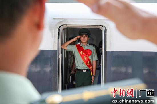 图为退伍老兵最后一次敬礼。赖治华摄