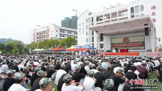 在广西二轻技师学院,警营魔术师与参加军训新生互动。警方供图