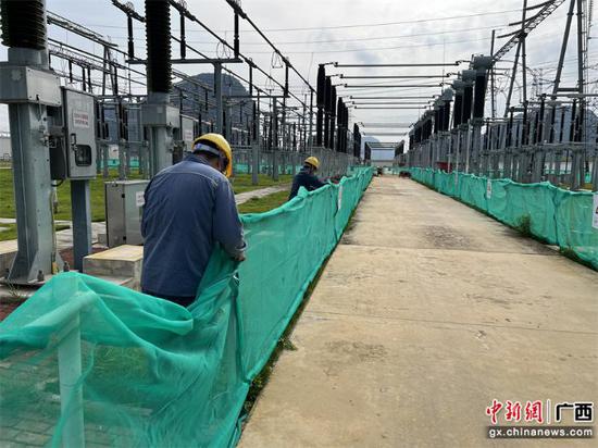 9月5日,崇左供电局变电管理所上龙运维中心对管辖变电站安排围栏进行排查加固,防止被台风吹跑。周晶 摄