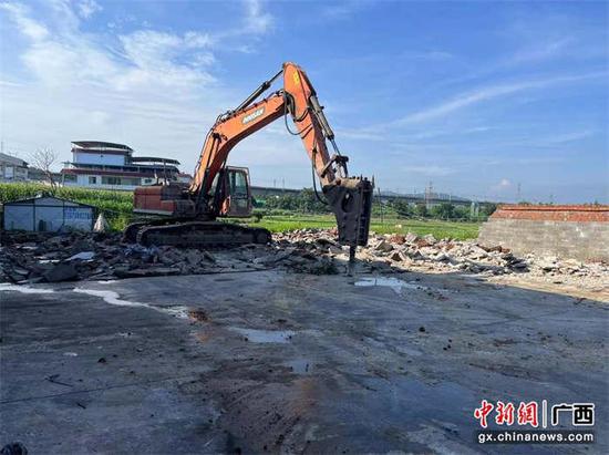 图为对违法占耕图斑实施清理拆除。莫晓婷摄