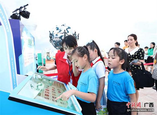 图为小学生们操作体验“碳足迹”计算器。阳文志摄