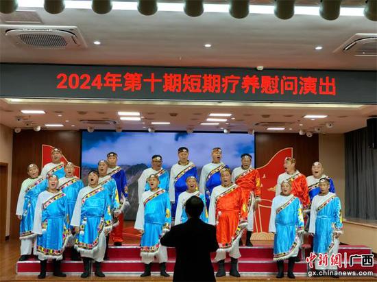 慰问演出现场。罗先彬 摄