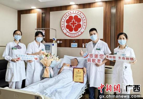 图为第200例非血缘造血干细胞采集。蒙艺方 摄
