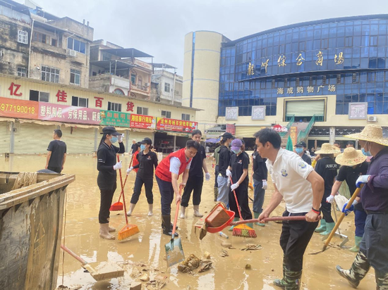 广西北部湾银行崇左分行党团志愿者帮助社区清淤