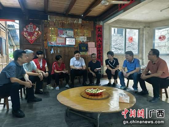 自治区卫生健康委党组成员、副主任黎君君(右五)到现场慰问医院医务人员和帮扶对象,调研马堤乡集体经济建设情况。医院供图