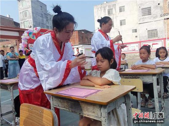 图为朱砂启智。蒙桂林摄