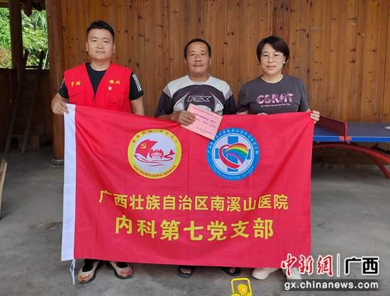 入户慰问。医院供图