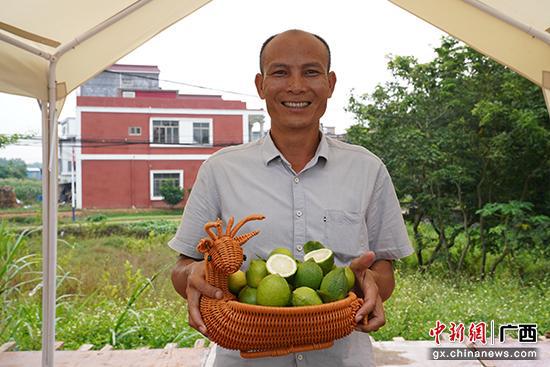 图为农民朋友展示丰收成果。卓芊余 摄
