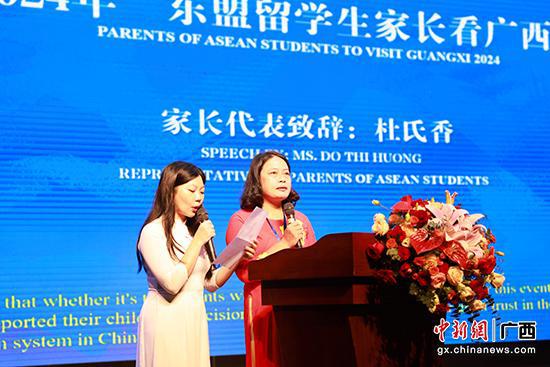图为留学生家长代表致辞。潘悦凝 摄