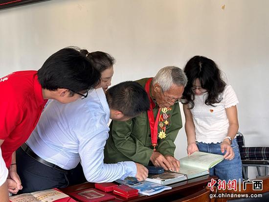 黄灼仁正在给学生党员介绍相关情况。广西大学马克思主义学院供图