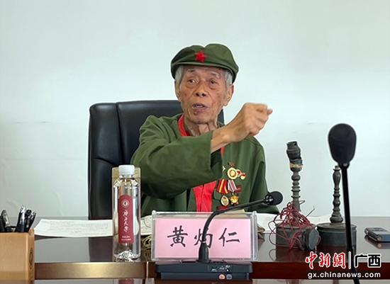 黄灼仁正在宣讲。广西大学马克思主义学院供图