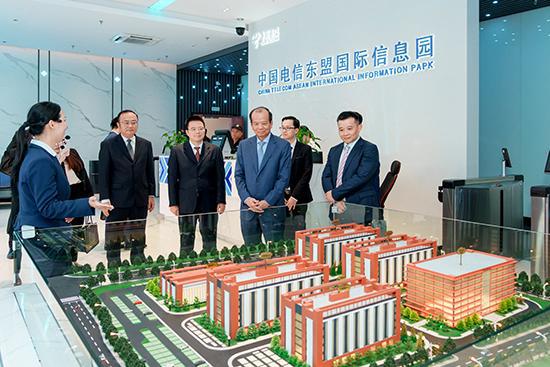 会议期间,柬埔寨邮电部部长谢万迪(右三)率代表团到中国电信东盟国际信息园参观。广西电信供图
