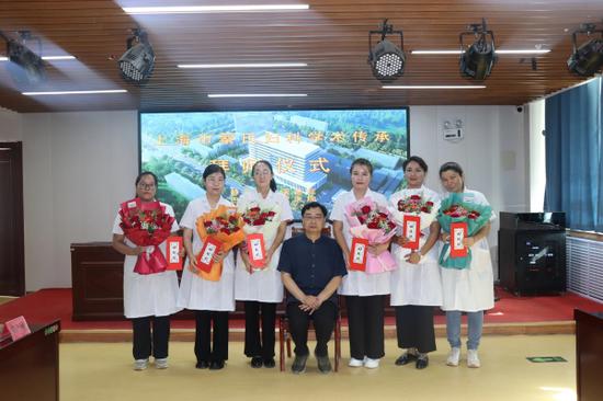 县中医医院6名优秀的青年医师拜陈旦平为师。