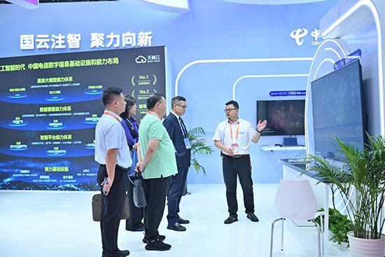 图为参展嘉宾在中国电信展区了解息壤算力调度平台。广西电信供图