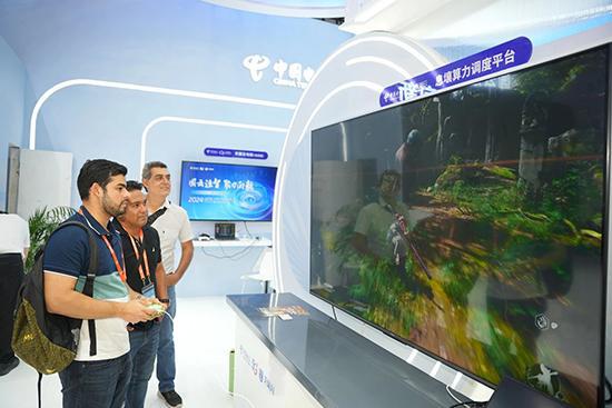 图为参展嘉宾现场体验天翼云电脑。广西电信供图