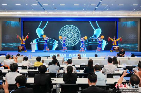 图为人工智能机械臂与壮族铜鼓创意融合表演。莫文魁供图