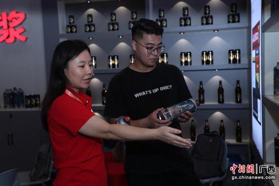 图为工作人员介绍产品。
