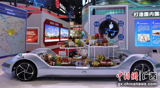 图为无人驾驶卡车上的广西特色产品。许丽颖 摄