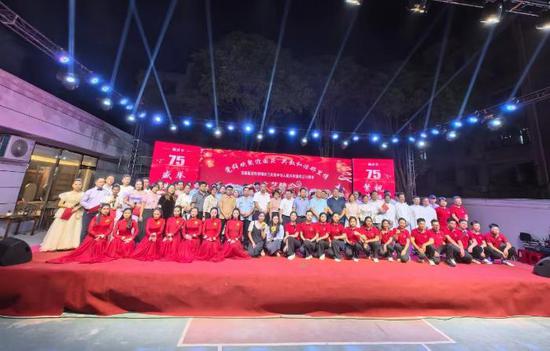 图为参加活动嘉宾合影留念。主办方 供图