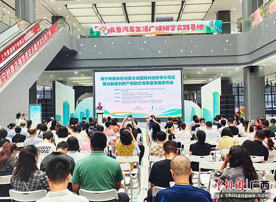 图为发布会现场。记者黄艳梅 摄