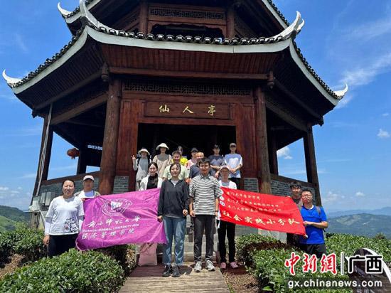 语富行远实践队师生在布央仙人茶园合影。周易 摄