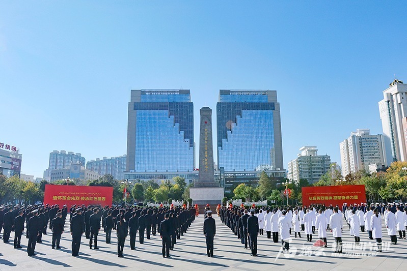 9月30日，烈士紀(jì)念日向人民英雄敬獻(xiàn)花籃儀式在烏魯木齊人民廣場舉行。石榴云/新疆日報(bào)記者 謝龍攝