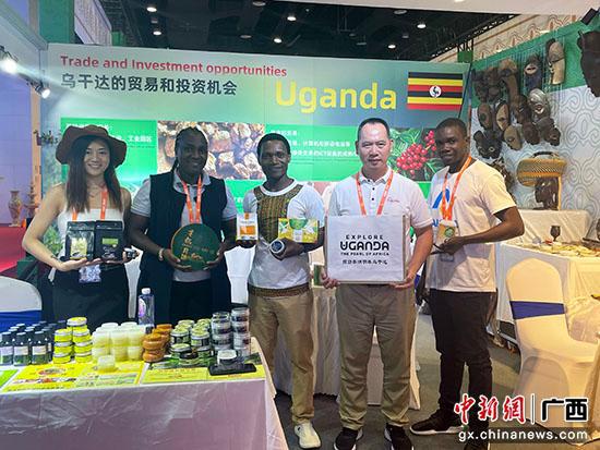 图为非洲乌干达客商和广东才叔食品公司董事长林家武洽谈投资合作事宜。