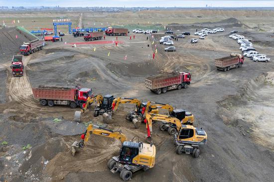 9月26日，新疆準(zhǔn)噶爾盆地西緣（克拉瑪依市）歷史遺留廢棄礦山生態(tài)修復(fù)示范工程項(xiàng)目開工?？死斠廊诿接浾?閔勇 攝