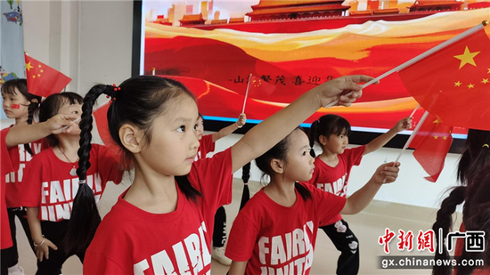 图为三五镇中心幼儿园大班学生在表演舞蹈。韦兰桂摄