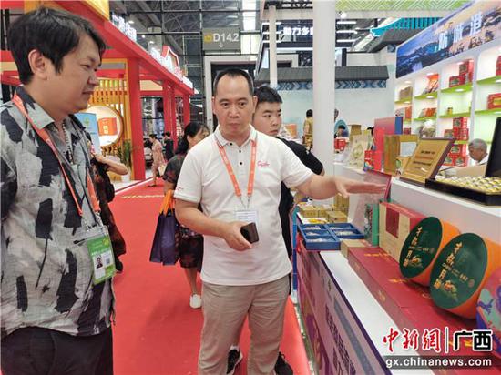 厂商向客商介绍产品。