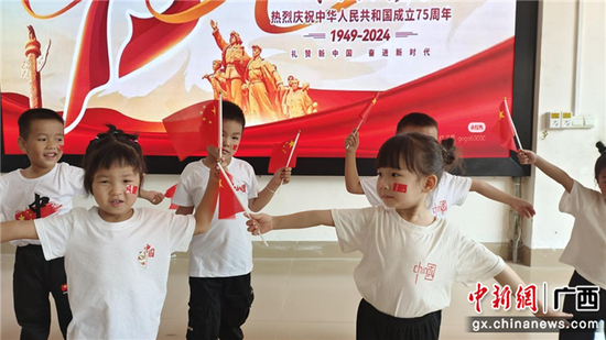 图为三五镇中心幼儿园中班学生在表演节目。韦兰桂摄