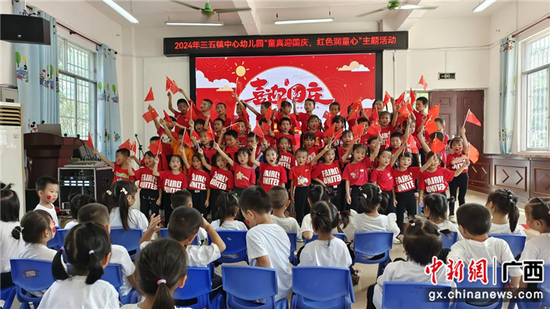图为三五镇中心幼儿园大班学生在演唱歌曲《红心向党》。韦兰桂摄