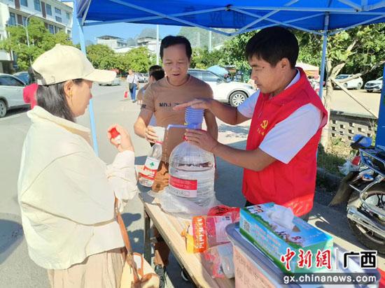 广西阳朔党员志愿者高质量服务护航国庆黄金周