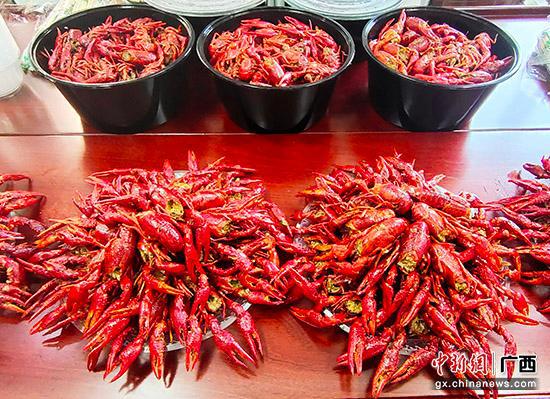 图为广西桂平市美味诱人的小龙虾美食。记者黄艳梅 摄