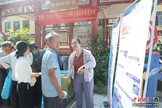 向老人讲解国家安全和核安全文化知识。高德年摄