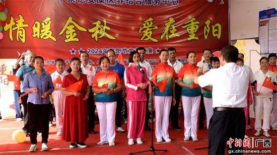 图为老年大学同学们大合唱。谢兴华 摄