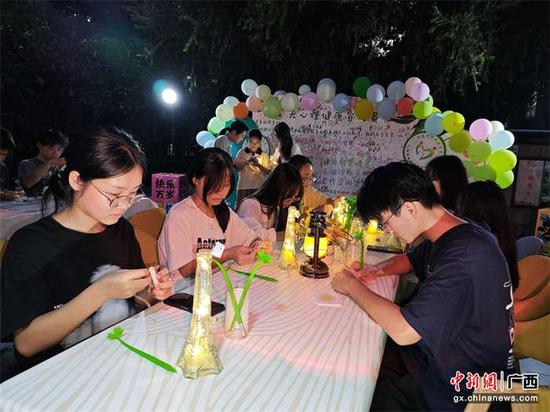 图为同学们将心中的寄语与愿景装入“爱的漂流瓶”。余骦 摄
