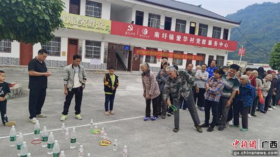 图为爱华村举行“民族团结进步创建 助推乡村振兴建设”主题游园活动，村民参加套圈游戏。
