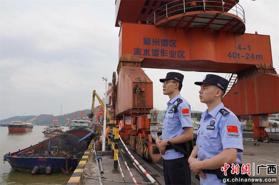 邊檢護航梧州港赤水作業區第100艘次港澳“定期班輪”揚帆