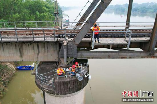 图为南宁工务段职工在左江桥调试桥梁防撞监测预警系统。韦刚  摄