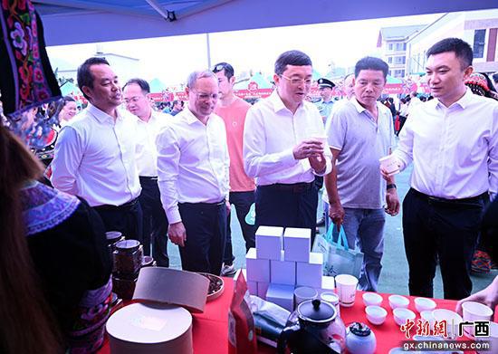 图为嘉宾参观镇圩瑶族乡农特产品展示。杨志雄 摄
