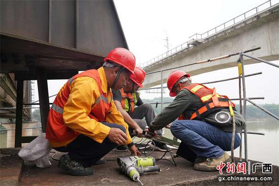 南寧工務段為通航橋梁穿上“護身甲”護航鐵路運輸