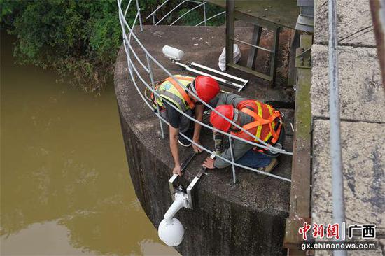 图为南宁工务段职工在左江桥安装桥梁防撞监测预警系统。廖婧余 摄