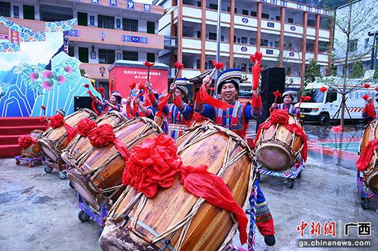 圖為馬山會(huì)鼓表演。楊志雄 攝