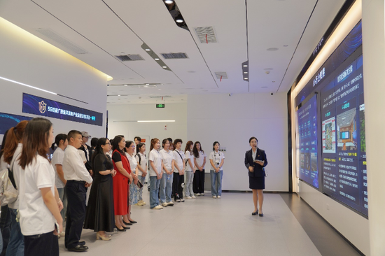 师生到数智化体验中心开展实践教学,周阳妍希 摄