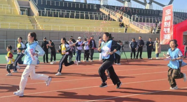 学生代表参加中国石油大学（北京）克拉玛依校区第五届定向越野赛。 克拉玛依融媒记者 寇瑜 摄