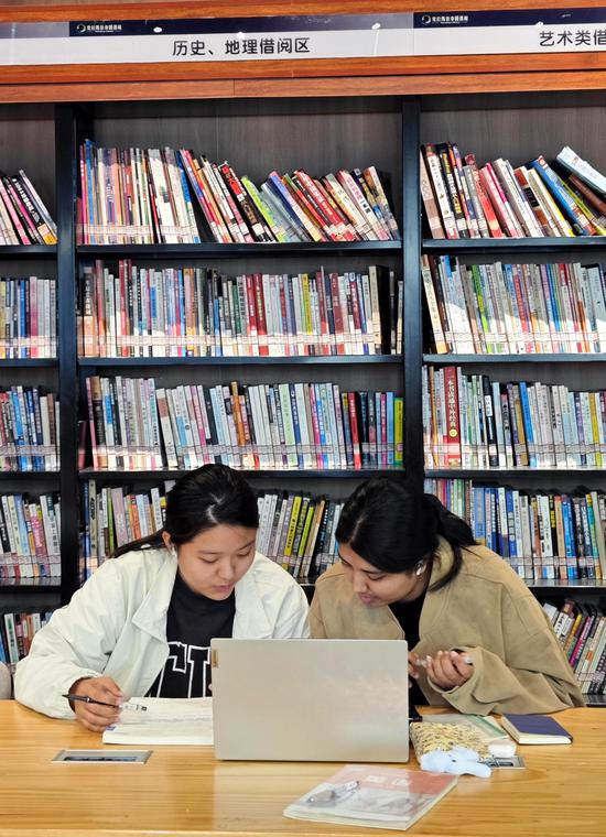 10月9日，市城市书屋，市民在阅读书籍。克拉玛依融媒记者 侯婧婧 摄