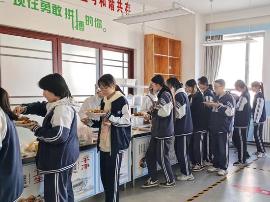 10月10日，市南湖中學食堂內，學生正在排隊選購午餐?？死斠廊诿酵ㄓ崋T 林健 攝