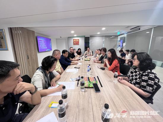 11月8日,新疆维吾尔自治区文化和旅游厅带领新疆多家旅行社,走访了新加坡的旅行企业。石榴云/新疆日报记者 王晶晶摄
