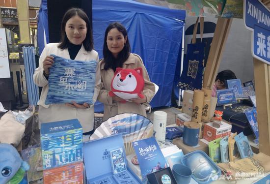 广州推广活动现场博尔塔拉蒙古自治州展位展示多样文创。石榴云/新疆日报记者 银璐摄